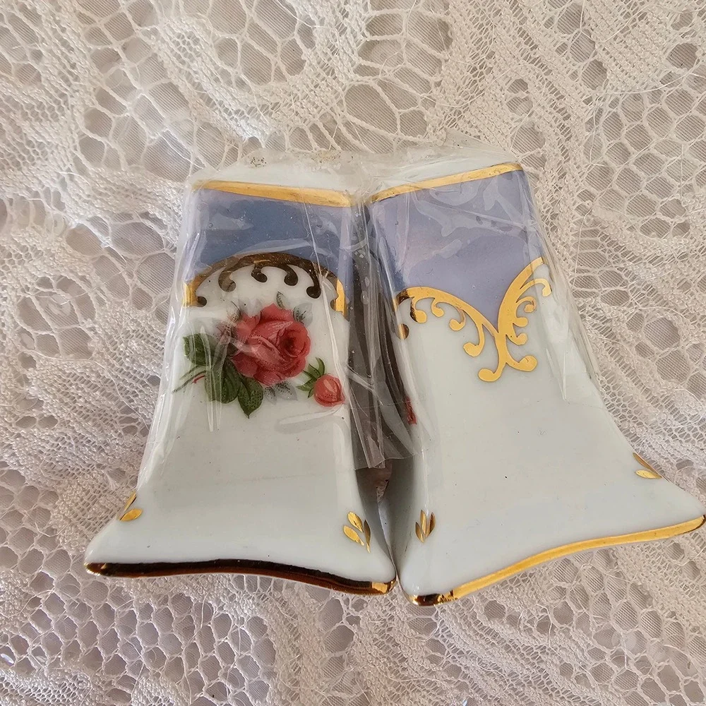 Vintage Porcelain Salt Pepper Shakers Rose‎ Floral Gold Trim Made China